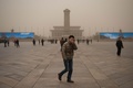 深刻な大気汚染と砂嵐に見舞われた中国・北京（Beijing）の天安門広場（Tiananmen Square、2013年2月28日撮影）。(c)AFP/Ed Jones