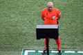サッカー欧州チャンピオンズリーグ、グループF、パリ・サンジェルマン対ニューカッスル・ユナイテッド。PKの可能性があった場面をスクリーンで確認するシモン・マルチニアク主審（2023年11月28日撮影）。(c)Alain JOCARD / AFP