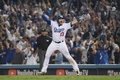 18MLB、ワールドシリーズ（7回戦制）第3戦、ロサンゼルス・ドジャース対ボストン・レッドソックス。延長18回にサヨナラ本塁打を放ち、歓喜するロサンゼルス・ドジャースのマックス・マンシー（2018年10月26日撮影）。(c)/Getty Images/AFP