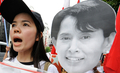 東京・渋谷の繁華街で、ミャンマーの民主化指導者アウン・サン・スー・チー（Aung San Suu Kyi）さんの解放を求めて行進する在日ミャンマー人ら（2009年8月23日撮影）。(c)AFP/Toru YAMANAKA