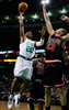 09-10NBA、ボストン・セルティックス（%%Boston Celtics%%）対シカゴ・ブルズ（%%Chicago Bulls%%）。試合はブルズが96-83でセルティックスを下し、3連勝した。写真はブルズのヨアキン・ノア（%%Joakim Noah%%）のブロック越しにシュートを放つセルティックスのレイ・アレン（%%Ray Allen%%、左）。（2010年1月14日撮影）(c)AFP/Getty Images/Elsa