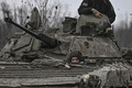 ウクライナ・バフムートに向かって戦車で進む同国軍（2023年3月11日撮影、資料写真）。(c)Aris Messinis / AFP