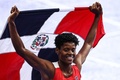 パリ五輪、陸上女子400メートル決勝。金メダルを獲得して喜ぶドミニカ共和国のマリレイディ・パウリノ（2024年8月9日撮影）。(c)Anne-Christine POUJOULAT / AFP