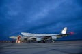 米メリーランド州のアンドリューズ空軍基地に到着する米大統領専用機「エアフォースワン」（2012年12月10日撮影）。(c)AFP/SAUL LOEB