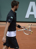 全仏オープンテニス（French Open 2013）は1日、男子シングルス3回戦が行われ、大会第24シードのブノワ・ペール（Benoit Paire、フランス）は3-6、7-6、4-6、1-6で第13シードの錦織圭（Kei Nishikori）に敗れた。

地面に叩き付けて折れたラケットを手にするブノワ・ペール（2013年6月1日撮影）。(c)AFP/MARTIN BUREAU