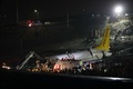 トルコ・イスタンブールのサビハ・ギョクチェン空港で、滑走路から外れたペガサス航空のボーイング737型旅客機（2020年2月5日撮影）。(c)STR / AFP