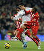 09-10スペイン1部リーグ第13節、レアル・マドリード（%%Real Madrid%%）対アルメリア（%%UD Almeria%%）。試合はレアル・マドリードが4-2で勝利した。写真はディフェンスに囲まれるレアル・マドリードのクリスティアーノ・ロナウド（%%Cristiano Ronaldo%%、右2）。（2009年12月5日撮影）(c)AFP/JAVIER SORIANO