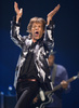 英ロックバンド、ザ・ローリング・ストーンズ（The Rolling Stones）の「50 and Counting」北米ツアーが3日、カリフォルニア（California）州ロサンゼルス（Los Angeles）のステイプルズ・センター（Staples Center）でスタートした。写真は、パフォーマンスを披露するミック・ジャガー（Mick Jagger、2013年5月3日撮影）。(c)AFP/JOE KLAMAR