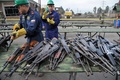 コロンビア・ボヤカ（Boyaca）州ソガモソ（Sogamoso）で、左翼ゲリラ「コロンビア革命軍（FARC）」と「民族解放軍（ELN）」から当局が押収した銃器の一部（2014年11月25日撮影）。(c)AFP/Guillermo LEGARIA