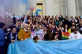 スペインの首都マドリードの議会前で、トランスジェンダーの権利保障法案の可決を祝う活動家ら（2022年12月22日撮影）。(c)JAVIER SORIANO / AFP