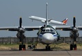 消息を絶ったマレーシア航空（Malaysia Airlines）機の捜索に参加しているベトナム空軍のAN26型機。奥は離陸したフィリピン航空（Philippine Airlines）機。ベトナム・ホーチミン市（Ho Chi Minh City）の空港で。（2014年3月15日撮影）。(c)AFP/HOANG DINH NAM