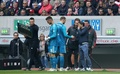 18-19ドイツ・ブンデスリーガ1部第29節、フォルトゥナ・デュッセルドルフ対バイエルン・ミュンヘン。負傷による交代でピッチを後にするバイエルン・ミュンヘンのマヌエル・ノイアー（中央右、2019年4月14日撮影）。(c)Ronny Hartmann / AFP