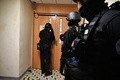 香港・紅カンにある香港理工大学で、構内を捜索する警官（2019年11月28日撮影）。(c)Anthony WALLACE / AFP