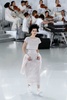 フランス・パリ市内で発表された「シャネル（CHANEL）」14年春夏オートクチュールコレクション（2014年1月21日撮影）。(c)AFP/PATRICK KOVARIK