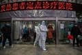 中国・武漢の紅十字会医院で、急増する患者の対応に当たる防護服姿の医療関係者（2020年1月25日撮影）。(c)Hector RETAMAL / AFP