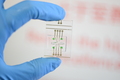 東南大学生物電子学国家重点実験室の研究チームが開発したＤＮＡストレージ用電極（2021年11月30日撮影）。(c)Xinhua News