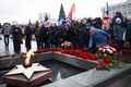 ウクライナ東部マキイフカで多数死亡したとされるロシア兵に花を手向ける人々。ロシア・サマラで（2023年1月3日撮影）。(c)Arden Arkman / AFP 