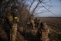 ウクライナ東部ドネツク州の前線付近で迫撃砲を調整する同国兵（2022年12月9日撮影、資料写真）。(c)Ihor Tkachov / AFP