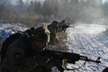 ウクライナの首都キエフ近郊で訓練を受けるウクライナ軍の予備役（2021年12月25日撮影）。(c)Sergei SUPINSKY / AFP