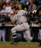 09MLB、シアトル・マリナーズ（%%Seattle Mariners%%）対ニューヨーク・ヤンキース（%%New York Yankees%%）。試合はマリナーズが3-2でサヨナラ勝ちを収めた。写真は1回に先制の犠飛を放つヤンキースのアレックス・ロドリゲス（%%Alex Rodriguez%%）。（2009年9月18日撮影）(c)AFP/Getty Images/Otto Greule Jr