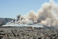 消火活動が進む中、アテネ上空に流れ込む山火事の煙（2015年7月17日撮影）。(c)AFP/ANDREAS SOLARO