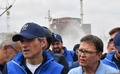 ウクライナ南東部のザポリージャ原子力発電所を視察する国際原子力機関（IAEA）のラファエル・グロッシ事務局長（左、2023年6月15日撮影）。(c)Olga MALTSEVA / AFP