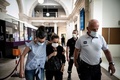 仏シャロンシュルソーヌの裁判所に到着したバレリー・バコ被告（中央、2021年6月21日撮影）。(c)JEFF PACHOUD / AFP