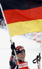 ドイツ国旗を掲げ優勝を喜ぶマグダレナ・ノイナー。(c)AFP/DDP/JENS-ULRICH KOCH