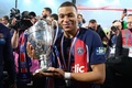 サッカーフランス杯決勝、オリンピック・リヨン対パリ・サンジェルマン。トロフィーを手に優勝を喜ぶパリ・サンジェルマンのキリアン・エムバペ（2024年5月25日撮影）。(c)FRANCK FIFE/ AFP