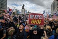 韓国・ソウル中心部で行われた、文在寅（ムン・ジェイン）大統領の退陣を要求するデモの参加者ら（2019年10月3日撮影）。(c）Ed JONES / AFP