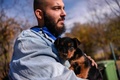プリシュティナ・ドッグシェルターで子犬を抱くスタッフ。コソボ首都プリシュティナ近郊のグラチャニツァで（2021年11月12日撮影）。(c)Armend NIMANI / AFP