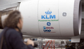 オランダ・アムステルダム（Amsterdam）近郊のスキポール（Schiphol）空港に駐機するバイオ混合燃料を用いたKLMオランダ航空（KLM Royal Dutch Airlines）のボーイング（Boeing）747型旅客機のエンジン部（2009年11月23日撮影）。(c)AFP/ANP/LEX VAN LIESHOUT