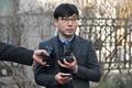 韓国で亡命申請する権利を求め、仁川国際空港で暮らしているロシア人男性3人の弁護士。仁川地裁前にて（2023年2月14日撮影）。(c)Jung Yeon-je / AFP