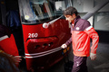 12-13オランダ・エールディビジ第34節、FCトウェンテ・エンスヘーデ（FC Twente Enschede）対PSVアイントホーフェン（PSV Eindhoven）。試合に敗れ、チームバスに乗り込むPSVアイントホーフェンのマルク・ファン・ボメル（Mark Van Bommel、2013年5月12日撮影）。(c)AFP