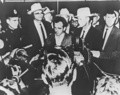 米テキサス州ダラスでの逮捕後、記者会見をするリー・ハーベイ・オズワルド（1963年11月22日撮影）。(c)STRINGER / AFP