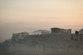 ギリシャ・アテネ近郊で起きた山火事の影響で、煙に覆われるアテネ中心部とアクロポリス（2021年8月4日撮影）。(c)LOUISA GOULIAMAKI / AFP