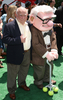 ピクサー（Pixar）の新作アニメ『カールじいさんの空飛ぶ家（Up）』のプレミア上映会が16日、米カリフォルニア州（California）ロサンゼルス（Los Angeles）のエル・キャピタン（El Capitan）劇場で開催され、主要キャラクターたちが集合した。写真は、主人公のカールとその声を担当した俳優エドワード・アズナー（Edward Asner、2009年5月16日撮影）。(c)AFP/VALERIE MACON