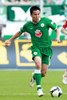 ケルン（1. FC Cologne）戦に出場し、ドリブルでボールを運ぶVfLボルフスブルク（VfL Wolfsburg）の長谷部誠（Makoto Hasebe、2008年8月16日撮影）。(c)AFP/DDP/RONNY HARTMANN