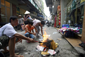 2007年8月24日、「ブラン祭（Vu Lan）」を前に、祈りを捧げ、紙を燃やす人々。(c)AFP/Hoang Dinh Nam