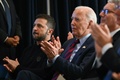 ウクライナ復興支援に関する首脳級会合に出席した、ジョー・バイデン大統領（中央）とウォロディミル・ゼレンスキー大統領（左）。ニューヨークで（2024年9月25日撮影）。(c)ANDREW CABALLERO-REYNOLDS / AFP