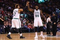 15-16NBA、ボストン・セルティックス対シカゴ・ブルズ。チームメートのジェイ・クロウダー（右）と得点を喜ぶボストン・セルティックスのジャレッド・サリンジャー（2015年12月9日撮影）。(c)AFP/Getty Images/Maddie Meyer