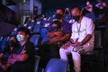 コロナ禍を経て再開したタイ・バンコクのムエタイの聖地、ルンピニー・スタジアムの観客席に座る人々（2021年11月13日撮影）。(c) Lillian SUWANRUMPHA / AFP