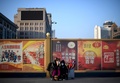 中国・北京の駅で、地方から到着したマスクを着けた乗客（2020年1月30日撮影）。(c)Noel Celis / AFP