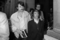 仏パリで、私服警官に付き添われ警察署から出てくる佐川一政さん（1981年6月17日撮影）。(c)DOMINIQUE FAGET / AFP