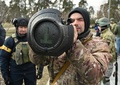 ウクライナ・キーウで、新たに供与された携行式対戦車ミサイルなどを試す領土防衛隊（2022年3月23日撮影、資料写真）。(c)GENYA SAVILOV / AFP