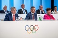 国際オリンピック委員会（IOC）の総会に臨むIOCのトーマス・バッハ会長（左手前、2023年6月23日撮影）。(c)Fabrice COFFRINI / AFP