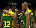 FIBAバスケットボール・ワールドカップ（FIBA Basketball World Cup 2014）、グループB、クロアチア対セネガル。試合中にチームメートと話すセネガルのゴーギ・ジェン（Gorgui Dieng、中央右、2014年9月1日撮影）。(c)AFP/CRISTINA QUICLER