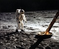 月面で月着陸船「イーグル」のそばを歩くエドウィン・オルドリン飛行士。NASA提供（1969年7月20日撮影）。(c)NASA / AFP