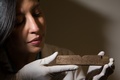 英ロンドンで発掘された古代ローマ時代の書字板（2016年6月1日撮影）。(c)AFP/DANIEL LEAL-OLIVAS