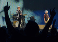 英ロックバンド、ザ・ローリング・ストーンズ（The Rolling Stones）の「50 and Counting」北米ツアーが3日、カリフォルニア（California）州ロサンゼルス（Los Angeles）のステイプルズ・センター（Staples Center）でスタートした。写真は、パフォーマンスを披露するキース・リチャーズ（Keith Richards、右）とミック・ジャガー（Mick Jagger、左、2013年5月3日撮影）。(c)AFP/JOE KLAMAR